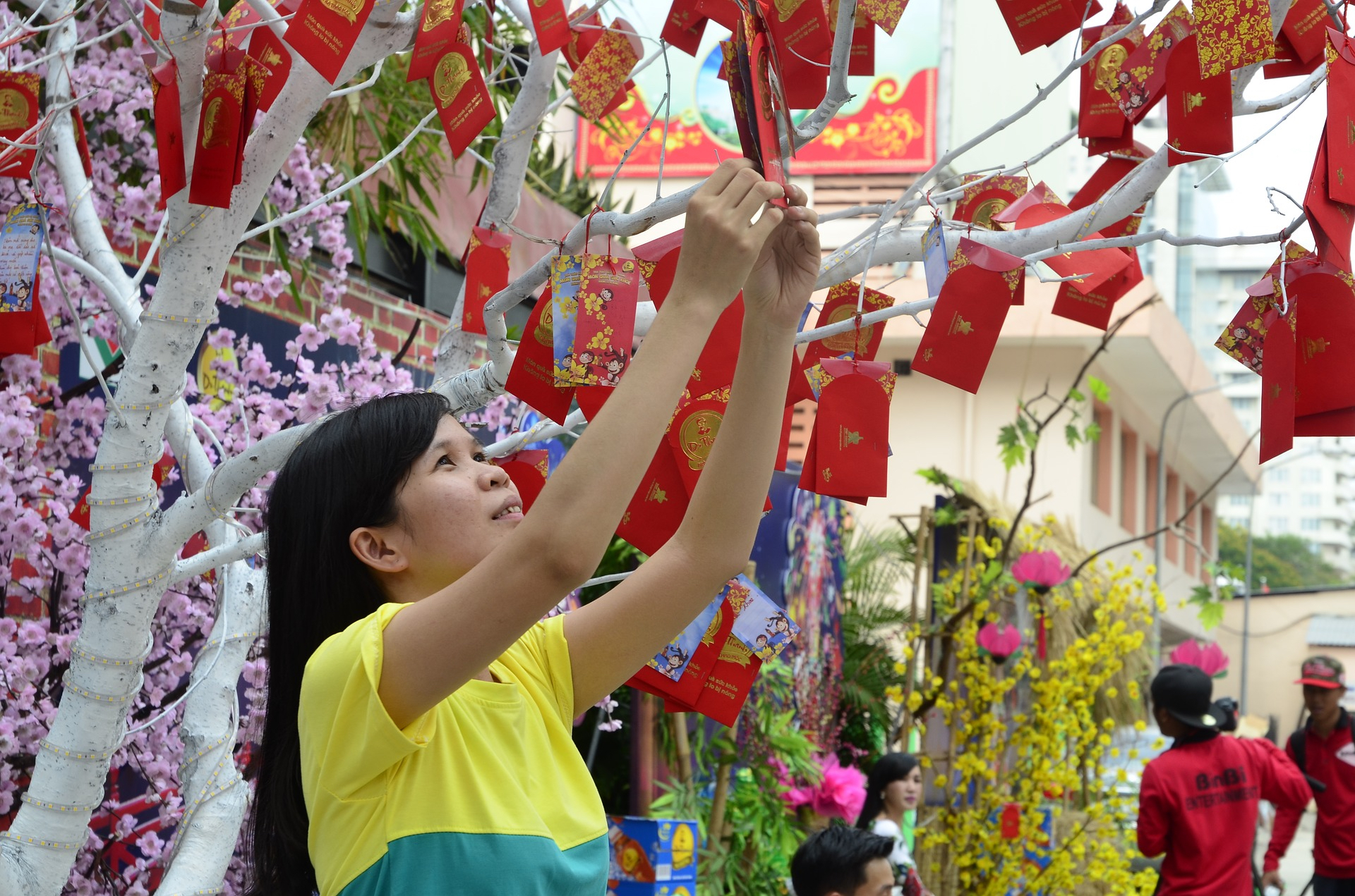 Китайцы празднуют. Праздник тет во Вьетнаме. Тет новый год во Вьетнаме. Традиции Вьетнама праздник ТЭТ. Дети на празднике ТЭТ Вьетнам.